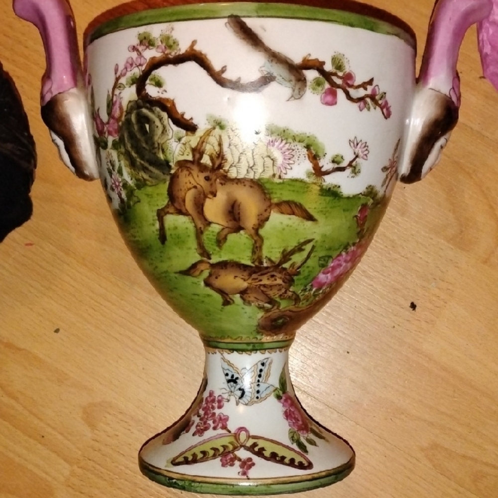 Elegant Decorative Vase with Crest Design